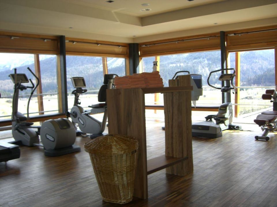 Fitnessraum mit Blick auf die Zugspitze Hotel Mohr Life Resort
