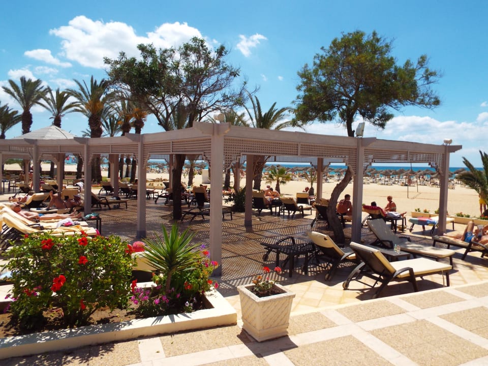 Liegen mit Sonnenschutz Steigenberger Marhaba Thalasso Hammamet