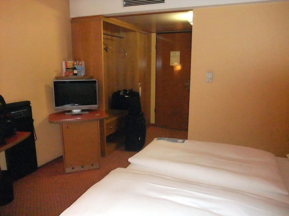 Doppelzimmer Garderobe NH Berlin City Ost