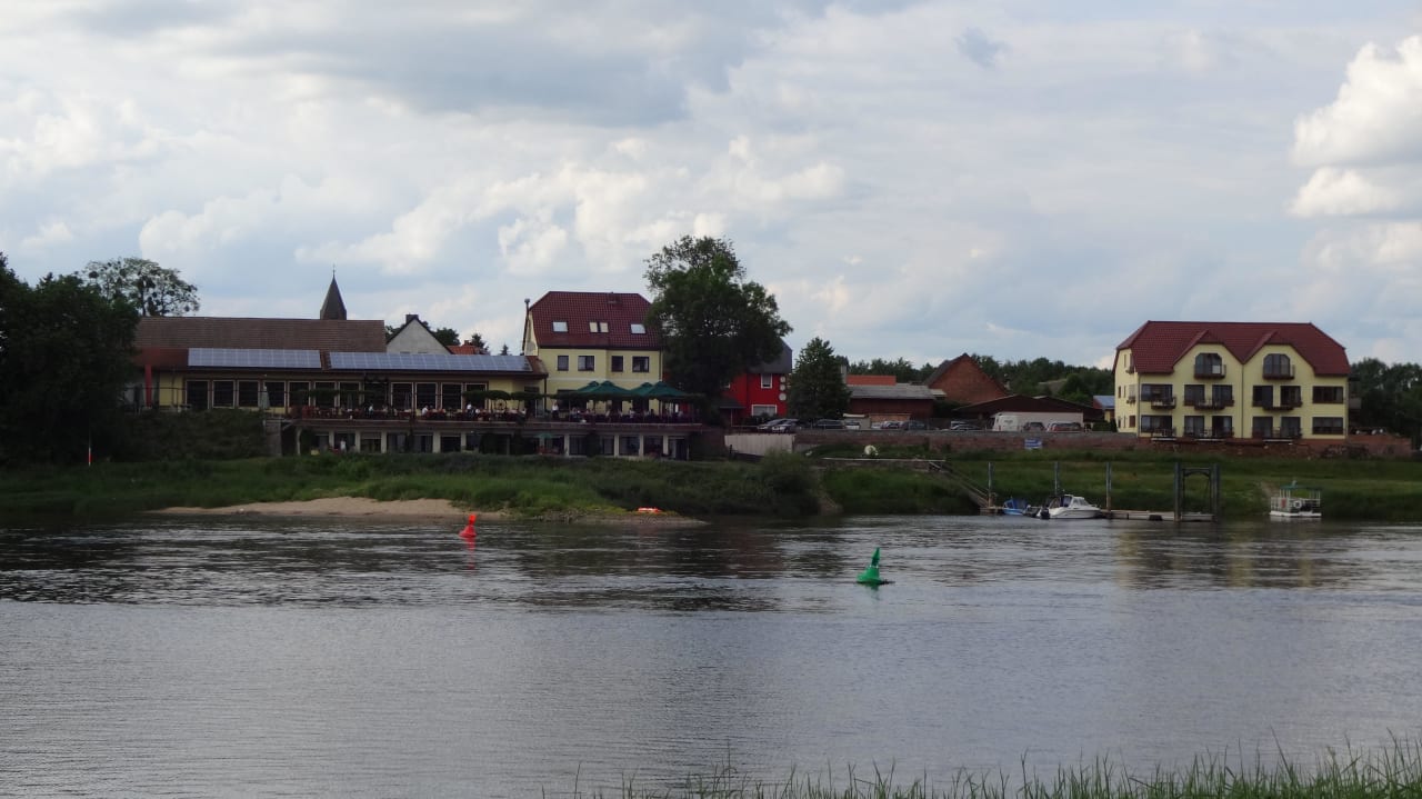 Außenansicht von anderer Elbseite Hotel Elbterrassen zu Brambach