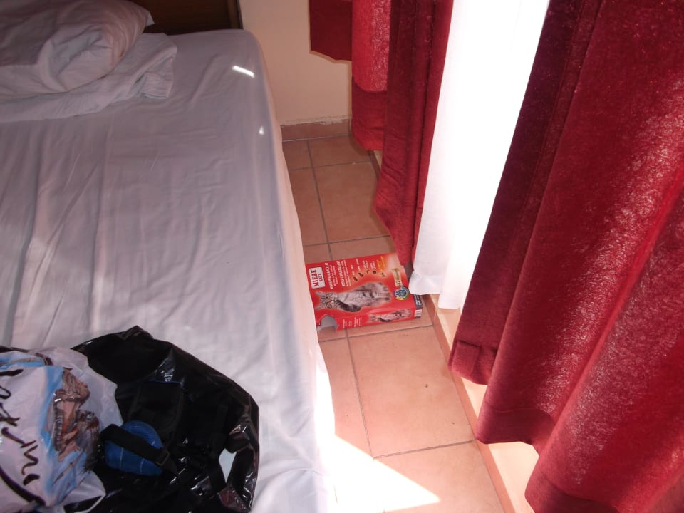 Abstand vom Bett zur Wand rechts Acar Hotel