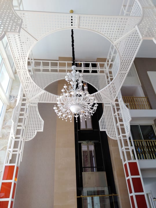 Lobby Well Palace Side