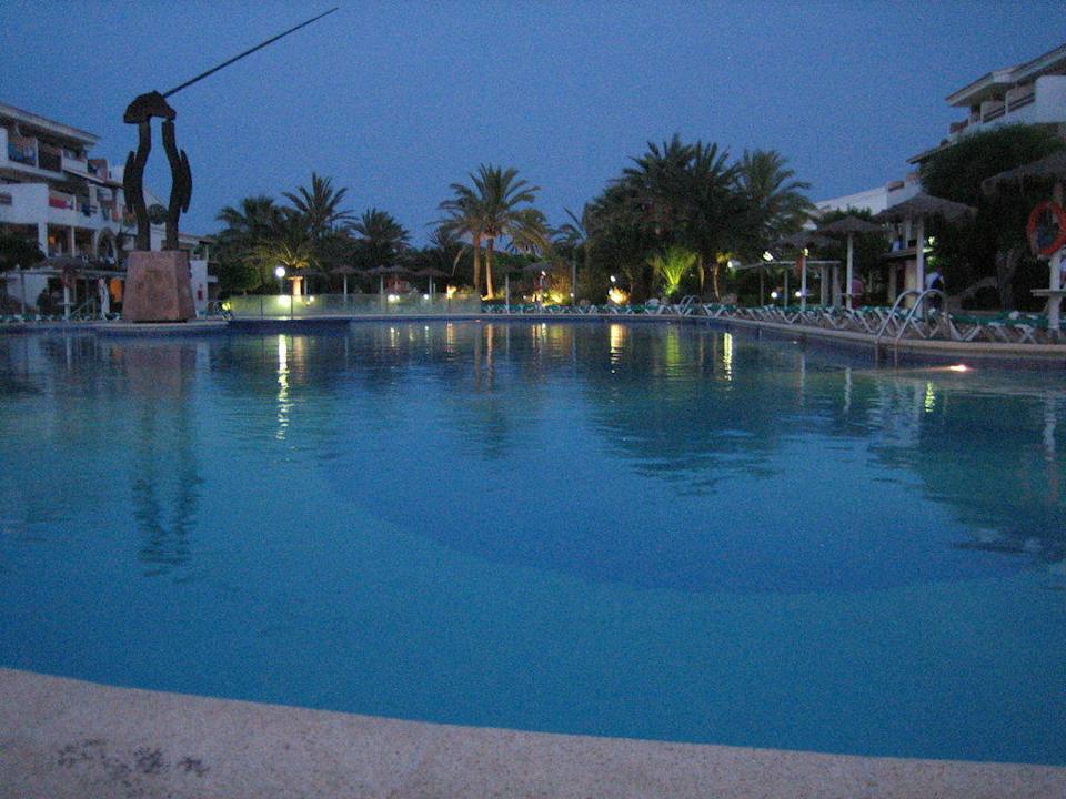 Pool abends FERGUS Style Bahamas