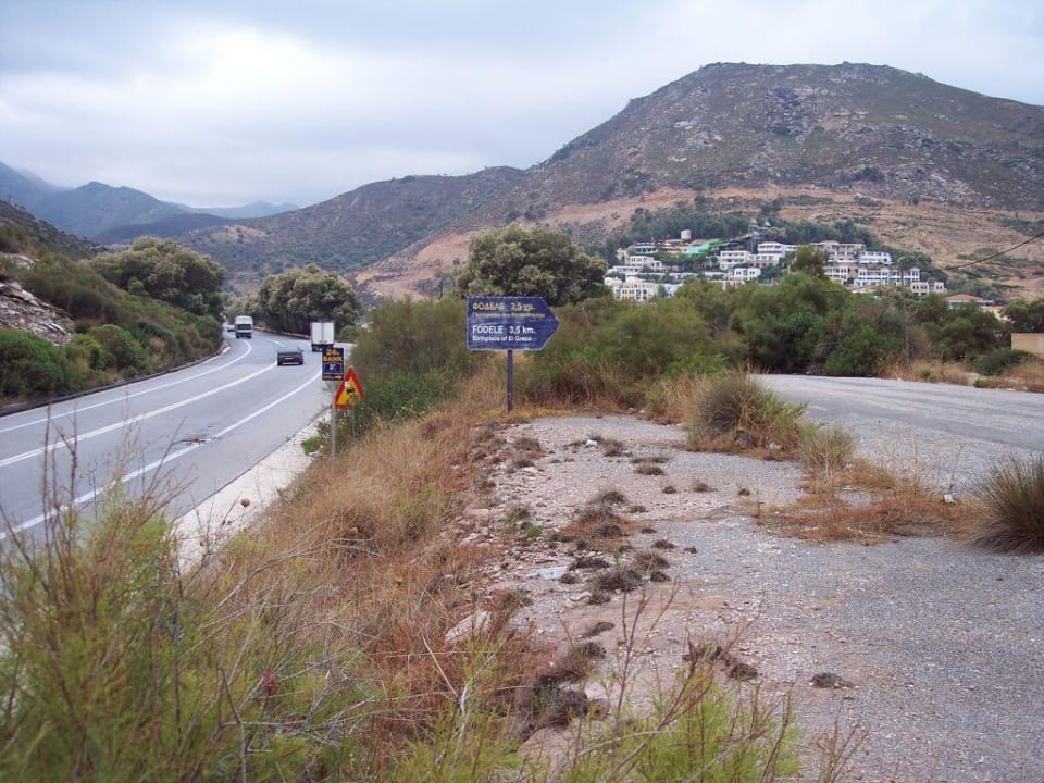 die Landstraße am Hotel Fodele Beach & Water Park Holiday Resort