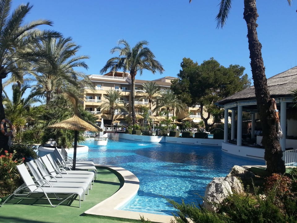 Poolanlage mit Poolbar Prinsotel La Dorada