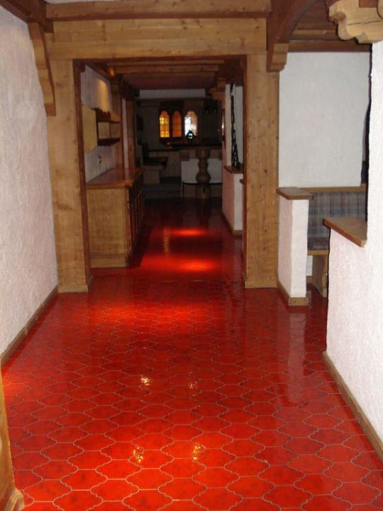Ausgestorbene Bar im Gang-Labyrinth Hotel Bachmair am See (Im Umbau/Renovierung)