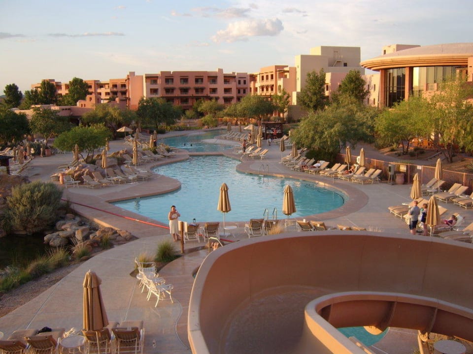 Pool mit Rutsche, dahinter die Zimmer Hotel Sheraton Wild Horse Pass Resort & Spa