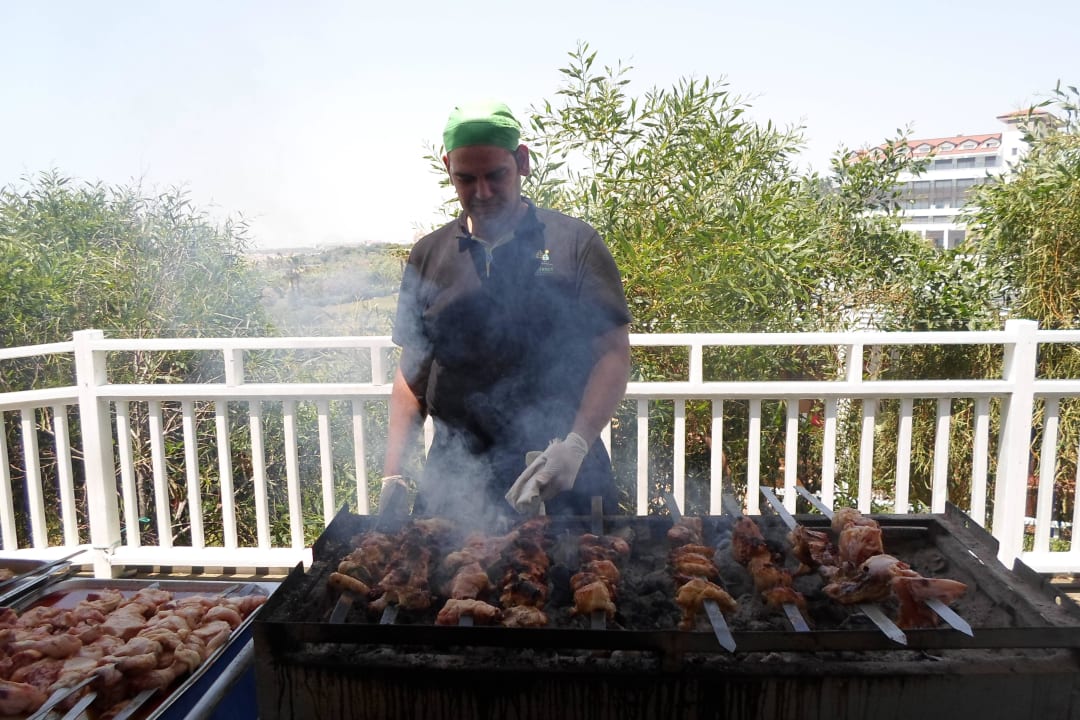 Grill an der Strandbar Can Garden Resort