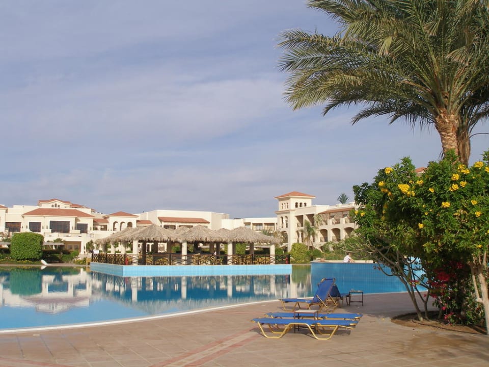 Unbeheizter Pool mit Bar JAZ Mirabel Beach