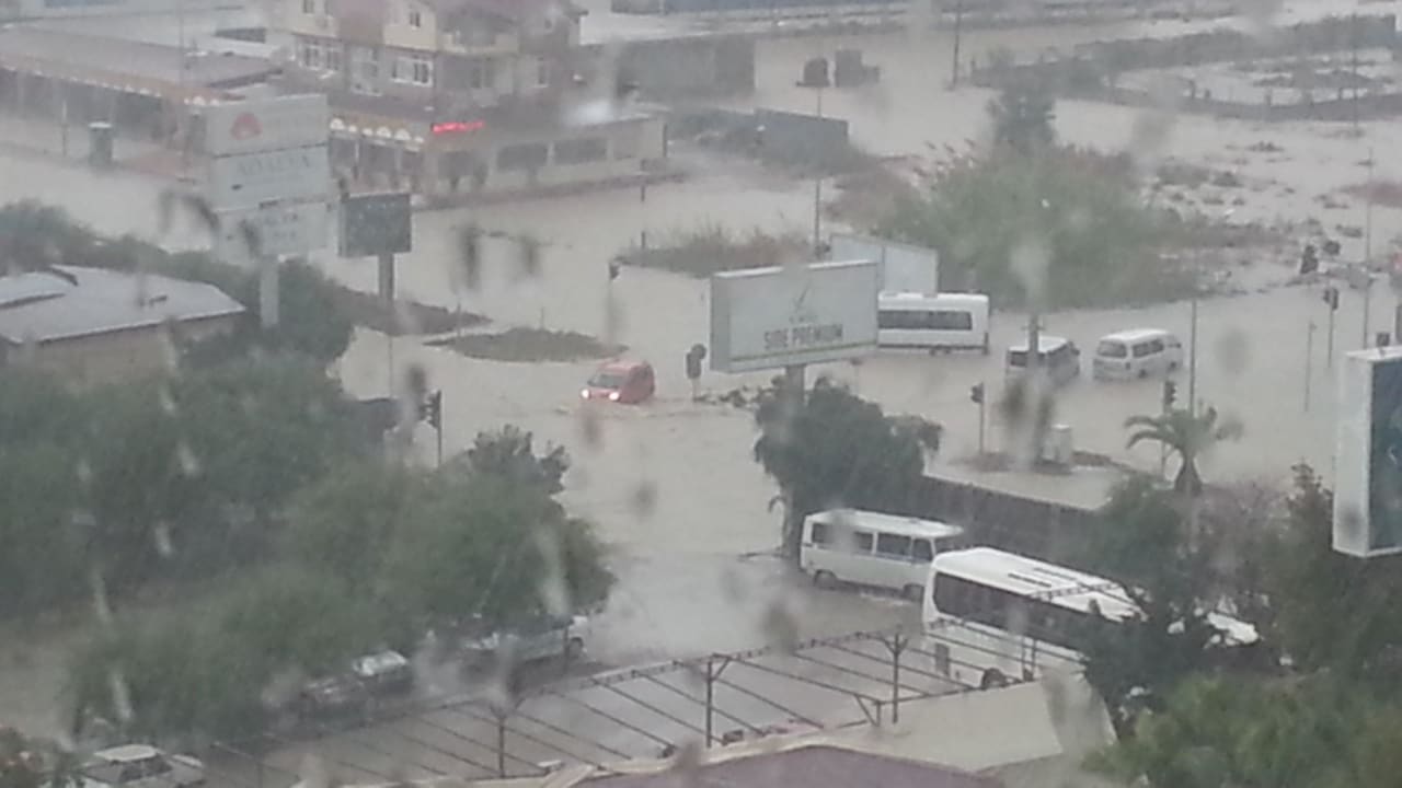 Zufahrt beim Unwetter Hotel Sultan of Side