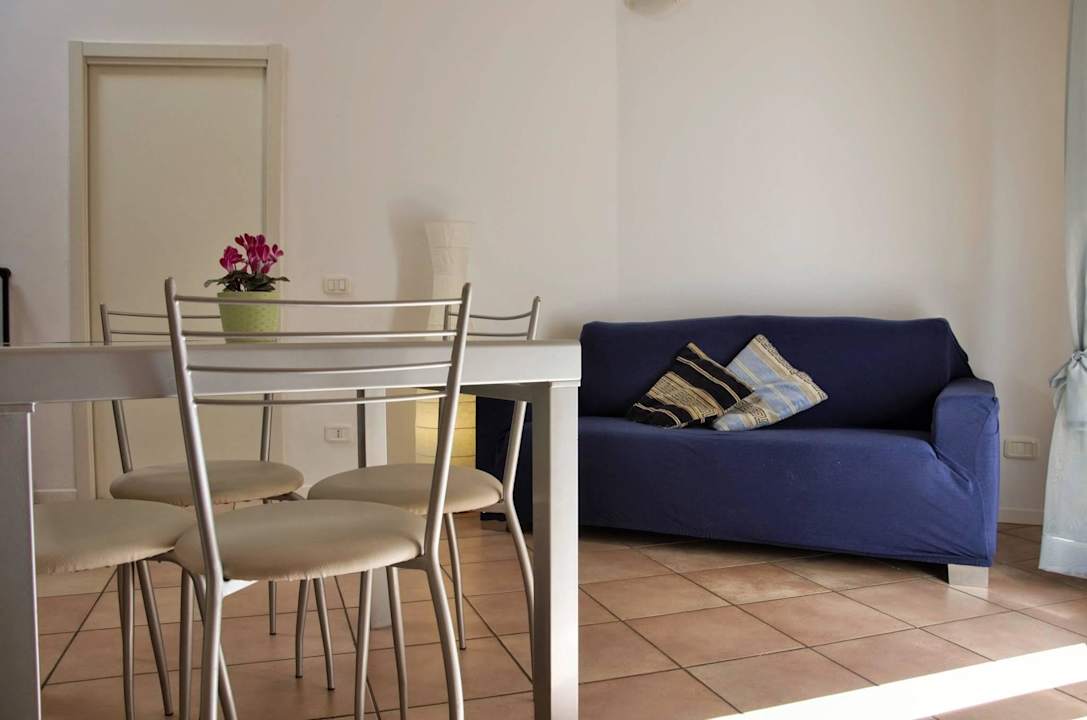Salotto - divano - tavolo pranzo Apartment Rugiada