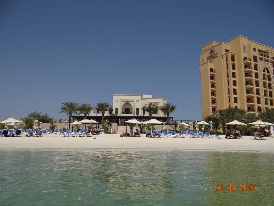 Strand und Haupthaus DoubleTree by Hilton Resort & Spa Marjan Island
