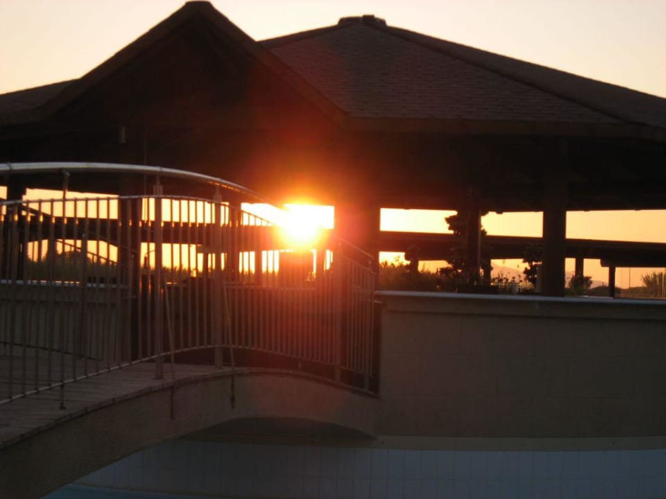 Die neue Poolbar am Abend Sandy Beach Hotel & Family Suites