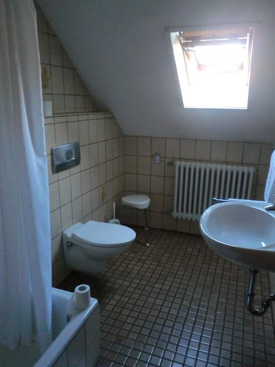 Das veraltete Badezimmer Centro Hotel Stern