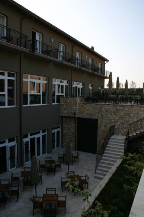 Blick auf Restaurant und Bar. Leonardo Hotel Lago di Garda – Wellness and Spa