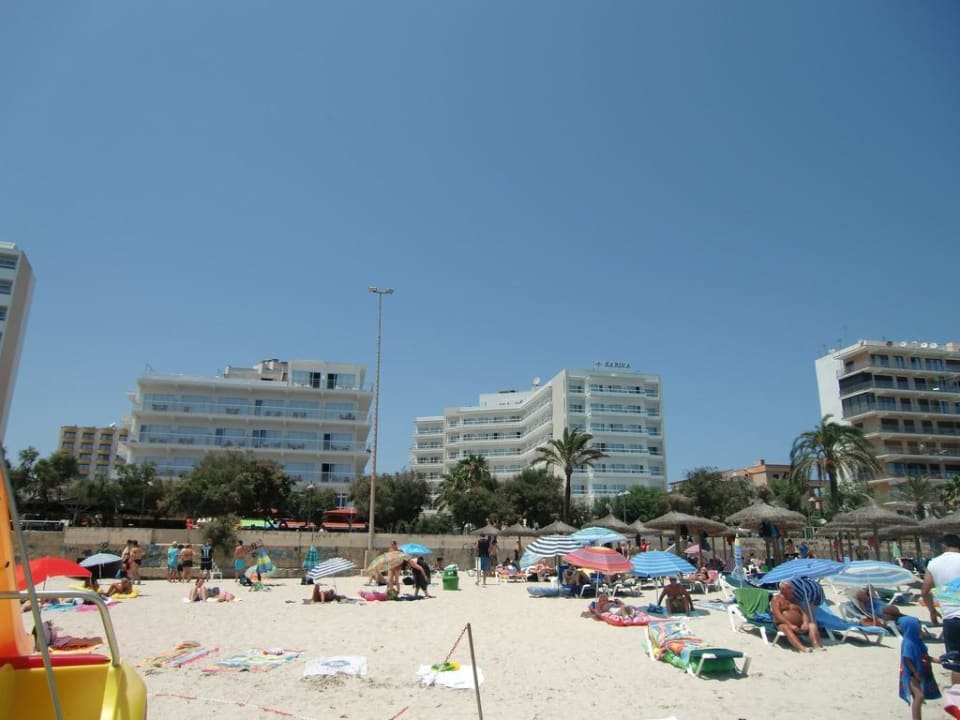 Vom Strand mit Blick auf das Hotel Sabina Hotel & Suites