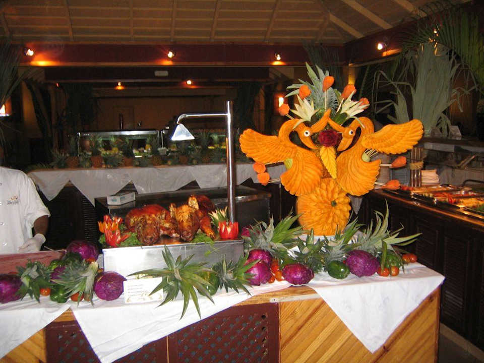 Eins der Hauptgerichte mit Deko Grand Palladium Select Bávaro Resort & Spa