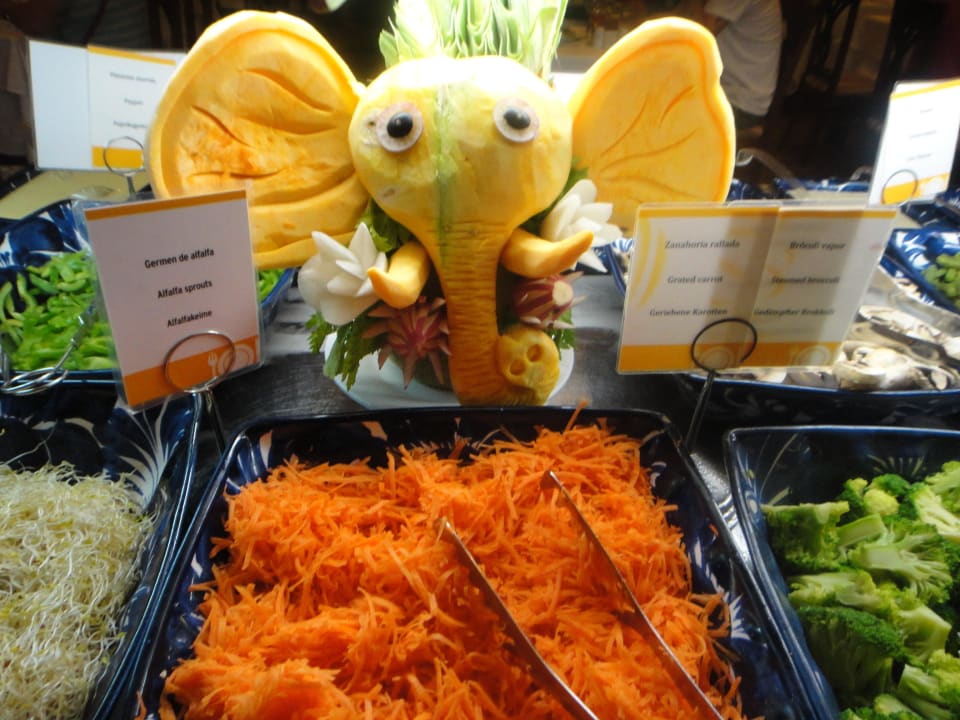 Schnitzereien am Buffet Hotel Riu Tequila