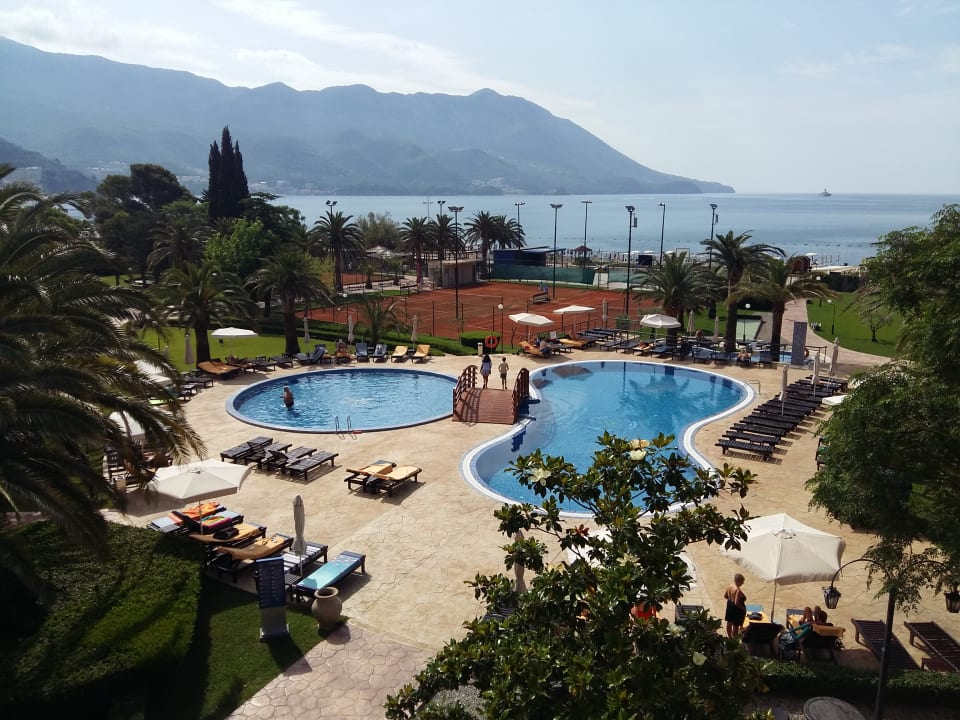 Blick auf zwei von drei Pools Iberostar Waves Bellevue