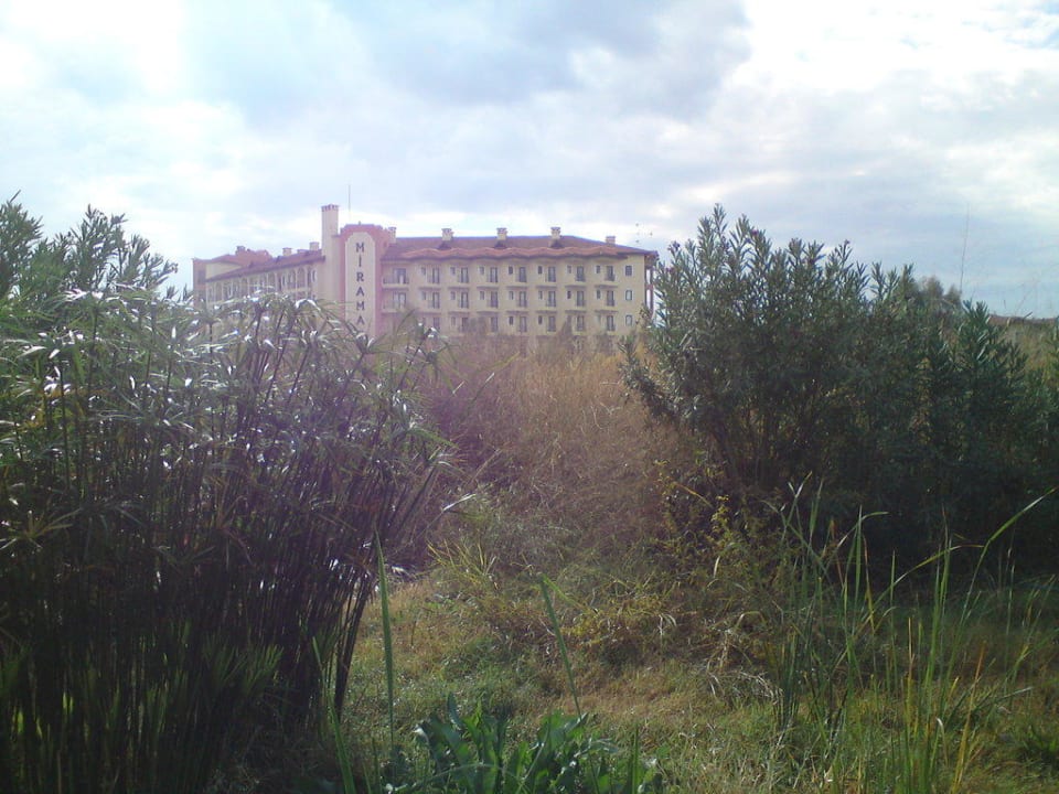 Blick zum Hotel von der Dorfseite Miramare Queen Hotel