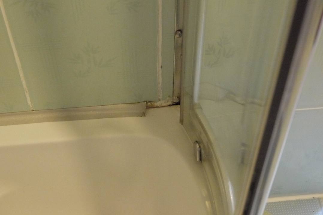 Dirt in shower cabin in room 602 Hotel Thaison Palace