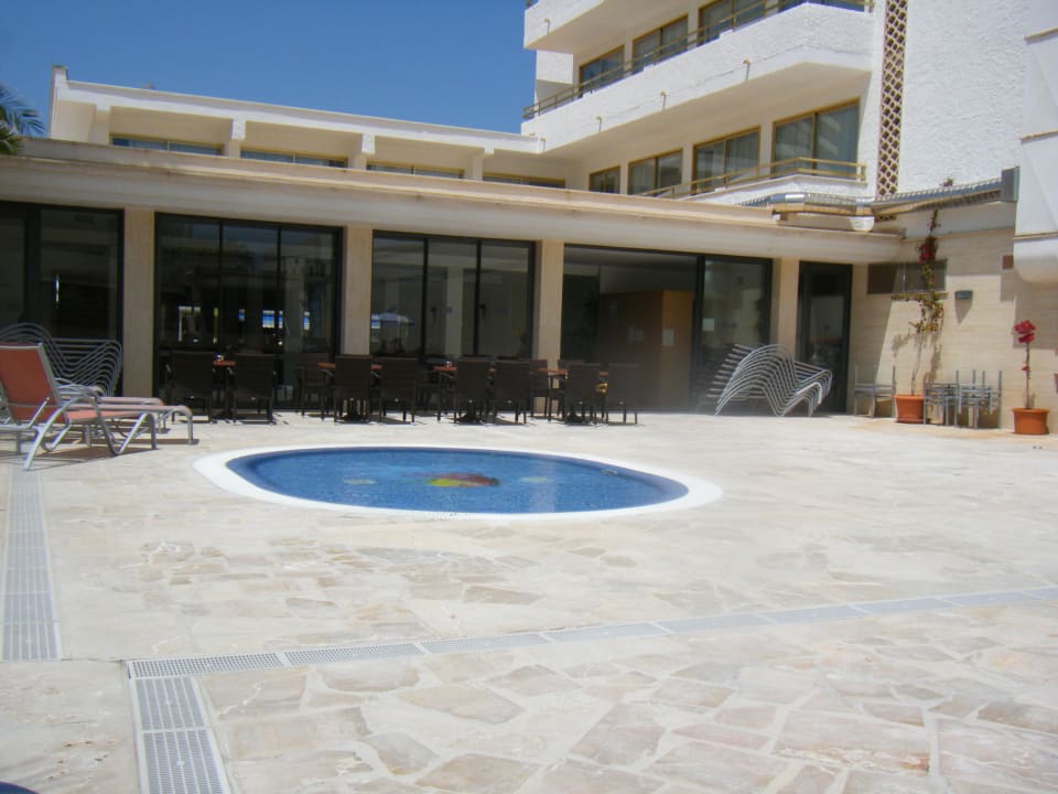 Kinderpool Blick zum Restaurant Hotel Biniamar