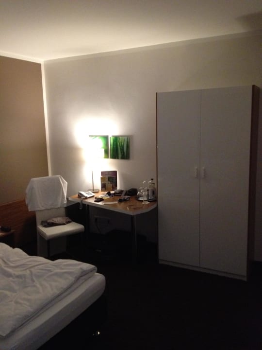 Schreibtisch und Schrank  Hotel Bremer Tor