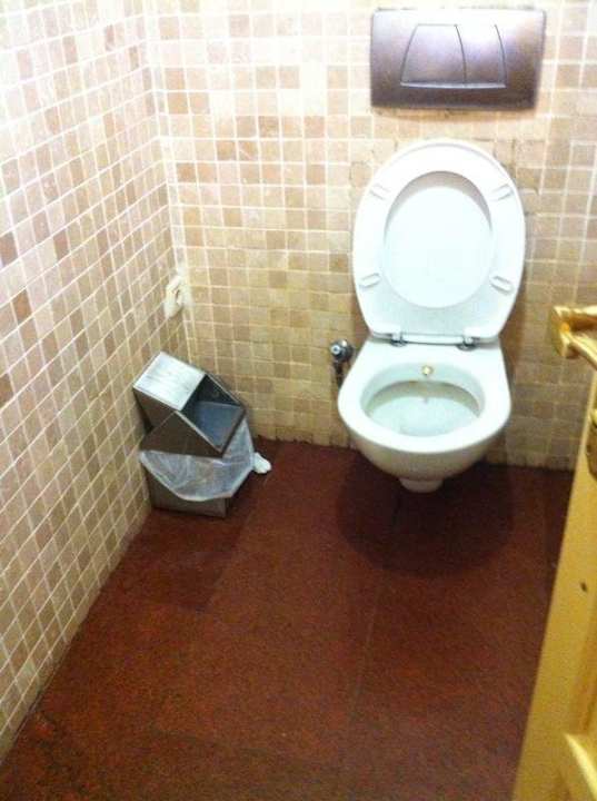 Toilette in der Lobby Larina Resort Spa & Hotel