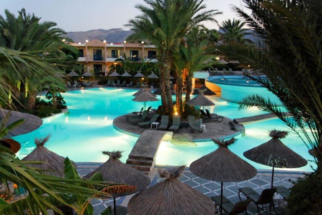 Poollandschaft am Abend Atrium Palace Thalasso Spa Resort & Villas