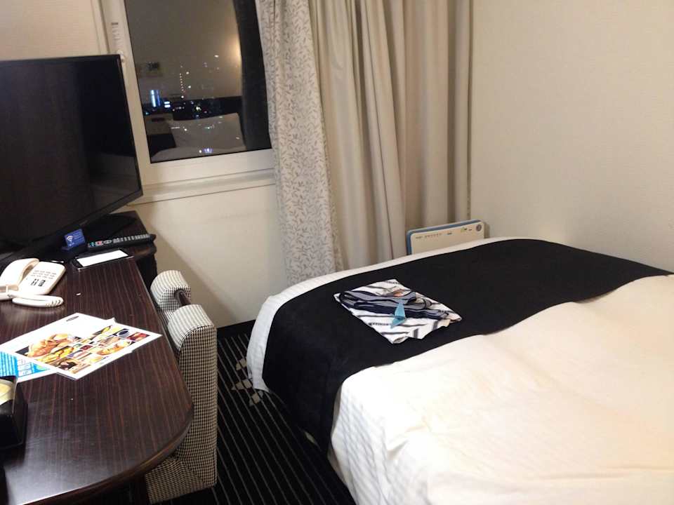 Bed and leisure area in room Hotel APA Villa Sendai-eki Itsutsubashi