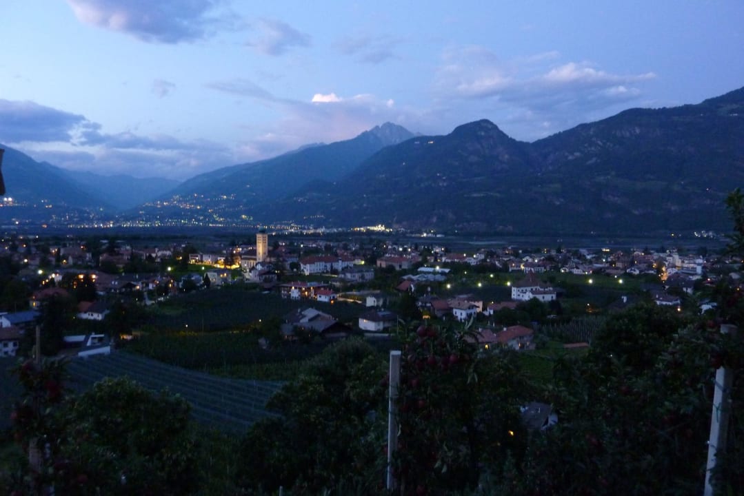 Blick ins Meraner Land bei Dämmerung Panorama Hotel Garni Bühlerhof
