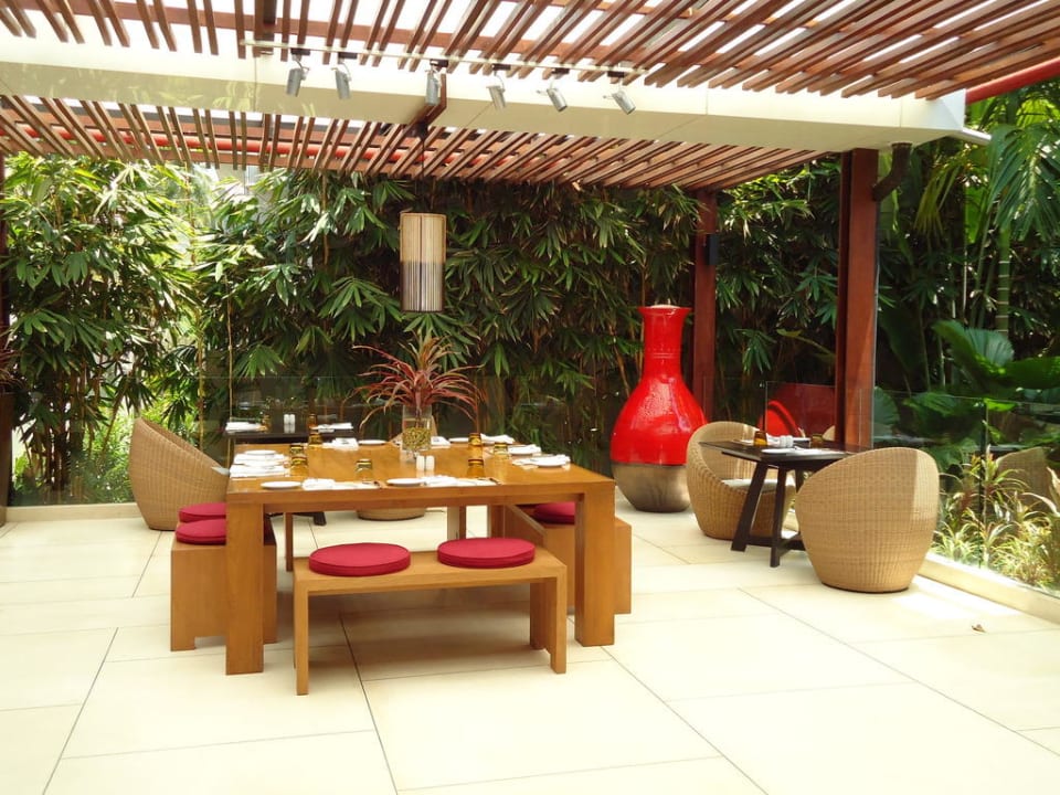 Außenbereich des Restaurants Holiday Inn Resort Phuket Surin Beach by IHG