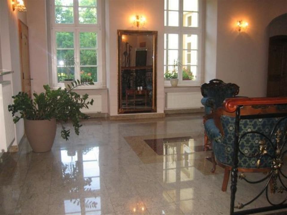 Flur - links Gäste - Toiletten Hotel Pałac Izbicko