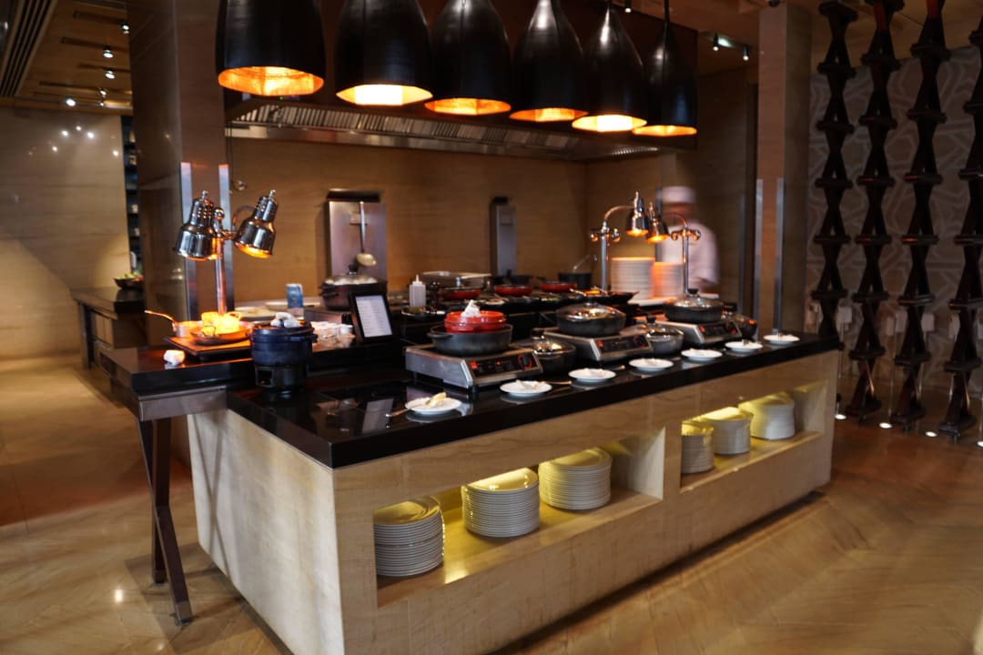 Frühstück im The Cafe Park Hyatt Abu Dhabi Hotel and Villas