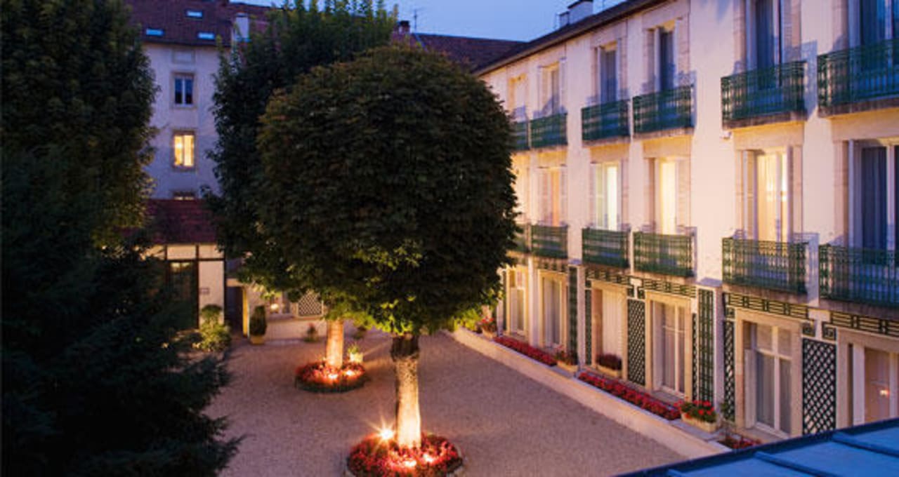 Extérieur de nuit Hotel Le Jura Dijon