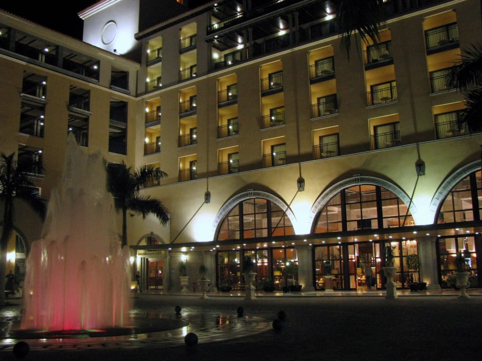 Hoteleingang am Abend Lopesan Costa Meloneras, Resort & Spa