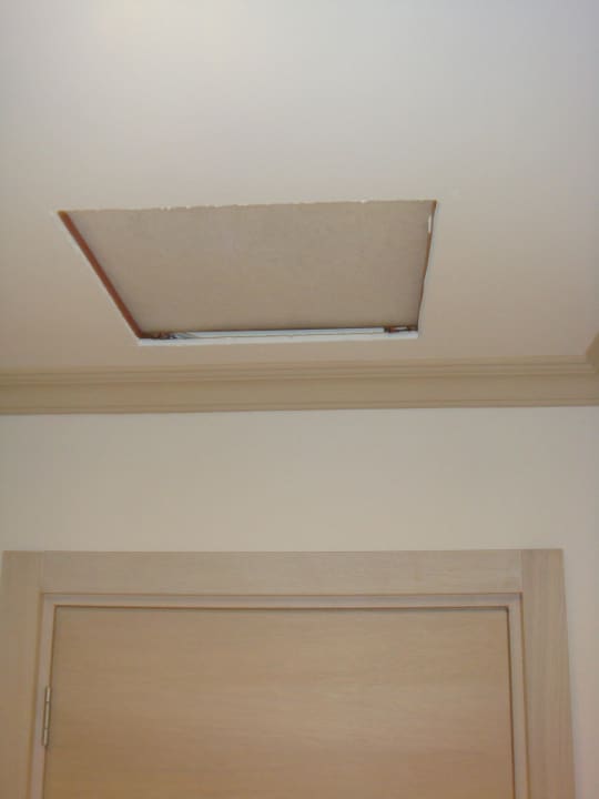 Ungesicherte Versorgungsluke im Zimmer 4104 FUN&SUN Smart Hane Sun Hotel