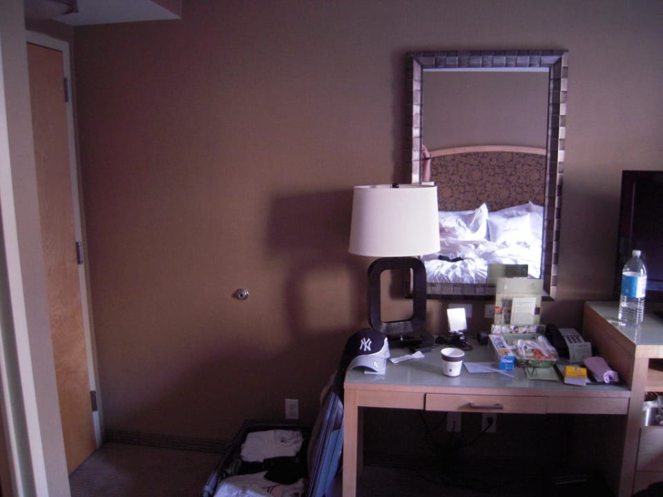 Tisch gegenüber dem Bett. DoubleTree Hotel by Hilton New York City - Chelsea