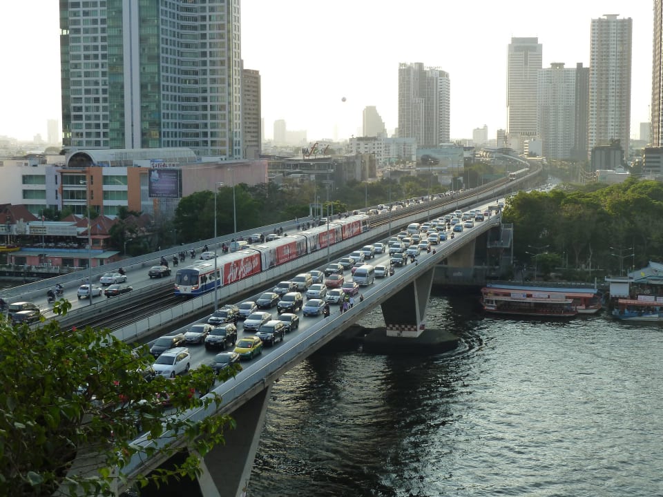 Blick vom Balkon zur Schnellstraße Shangri-La Hotel, Bangkok
