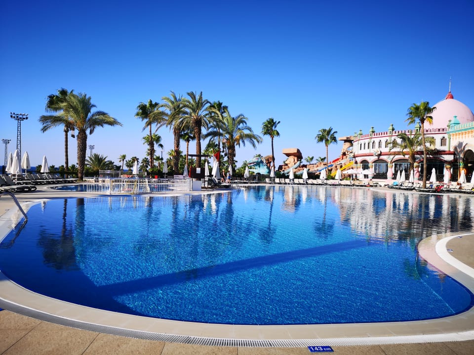 Pool Kamelya Aishen Club