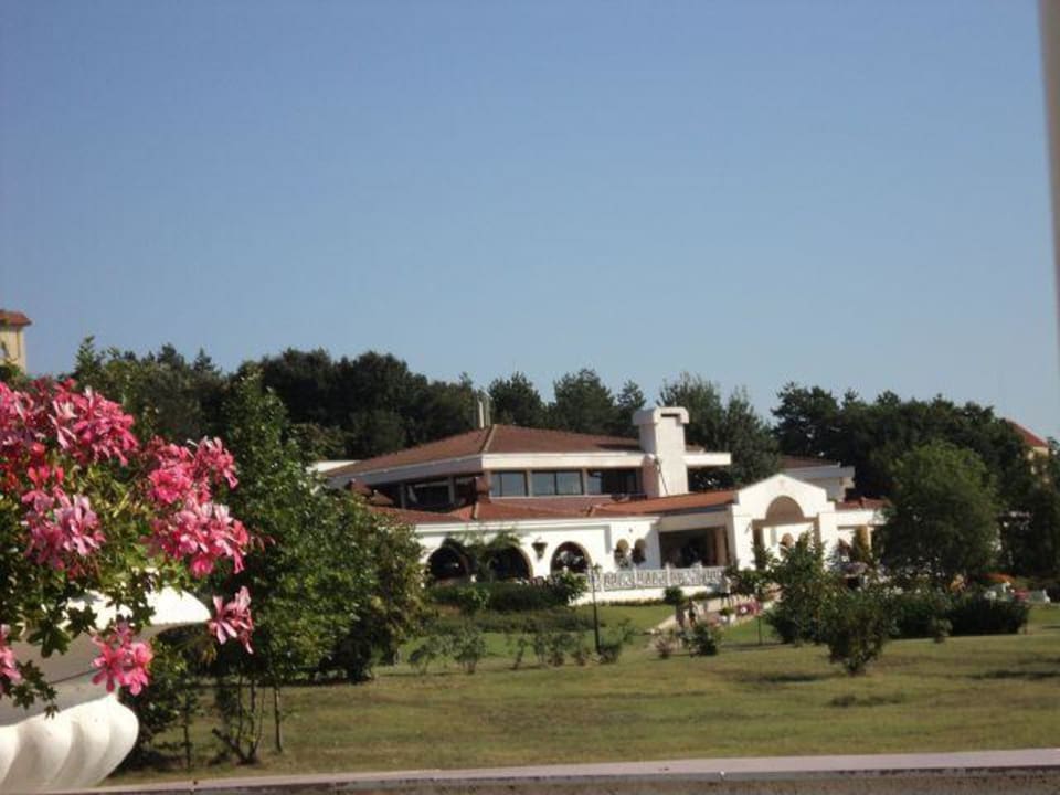 Blick auf das Speisehaus vom Ruhepool Duni Royal Holiday Village