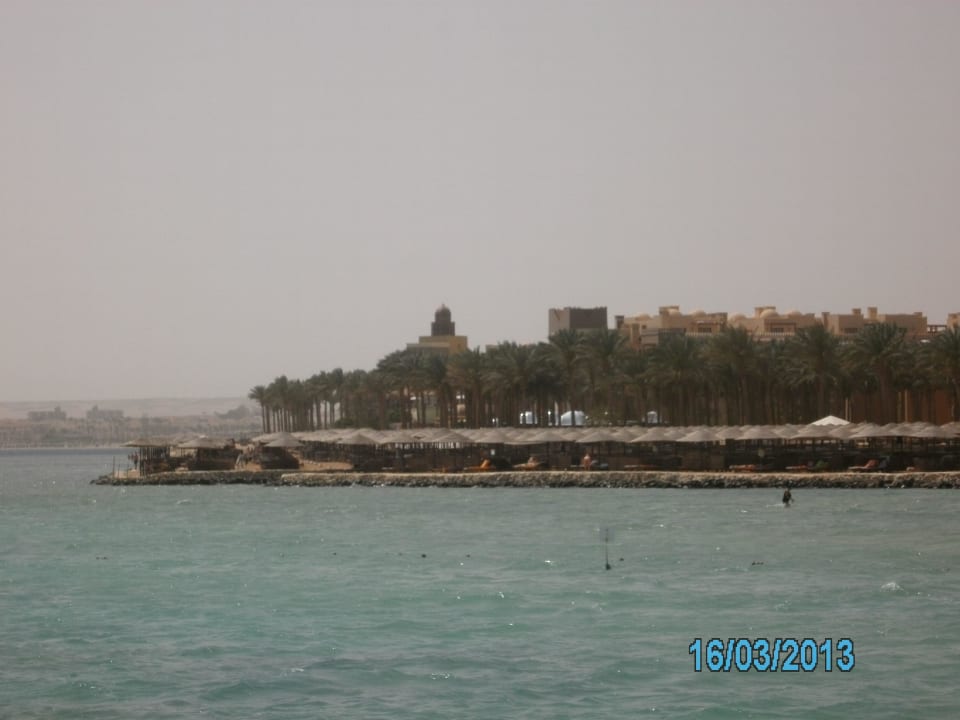 Das steinige Strandufer (ähnlich wie am Bodensee) Grand Makadi
