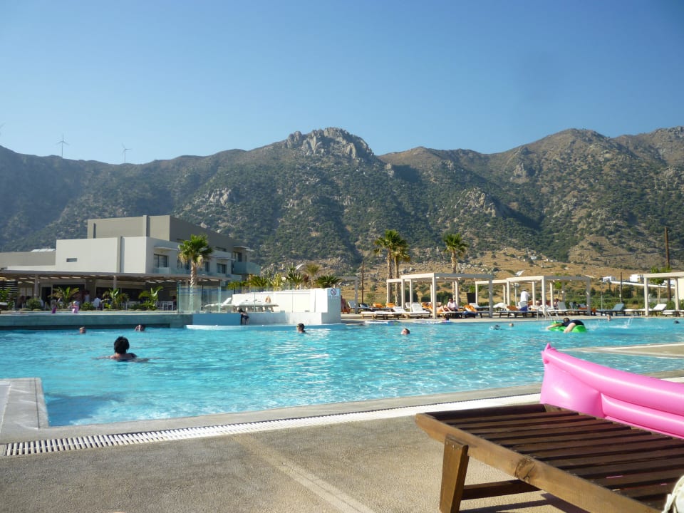 Großer Hotelpool mit Blick auf die Berge Akti Palace Resort & Spa