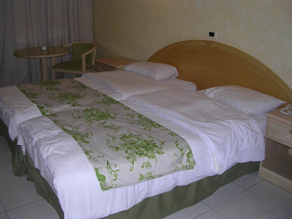 Großes Bett Ghazala Gardens