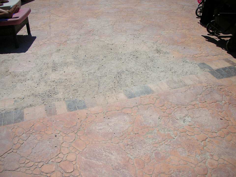 Barfuß gefährlich, kaputte bzw. fehlende Fliesen Lella Meriam Hotel & Club