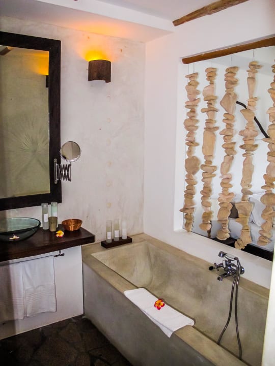 "Stilvoll gestaltetes Bad mit Vorhang aus Korallen" Bliss Boutique