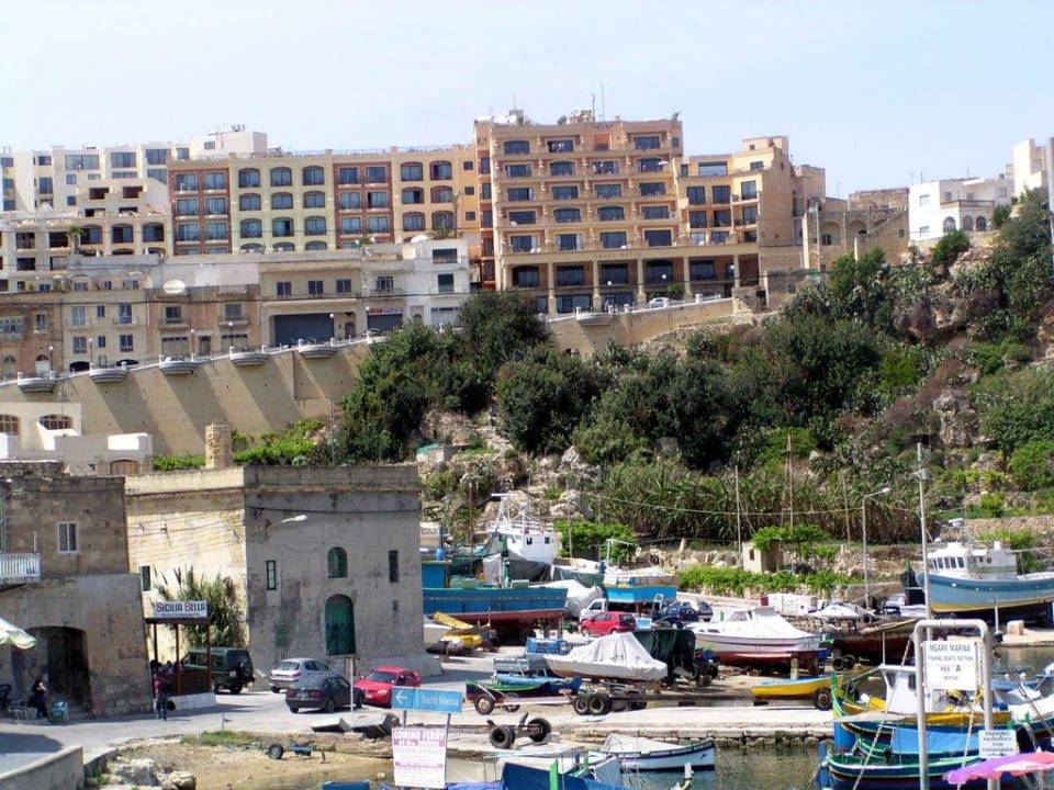 Blick vom Hafen zum Hotel Grand Hotel Gozo