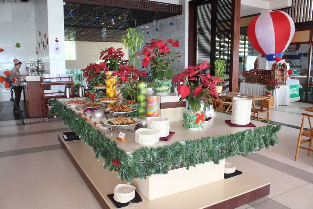 Hi-tea free at Restaurant The Cliff Resort & Residences