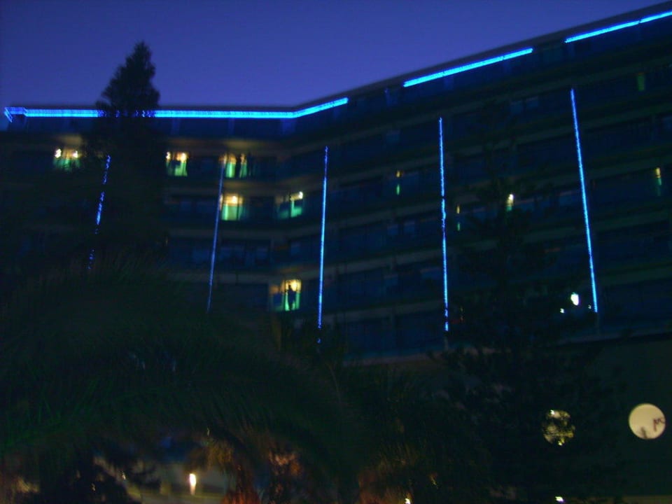 Außenansicht des Hotels am Abend Hotel Calypso Beach