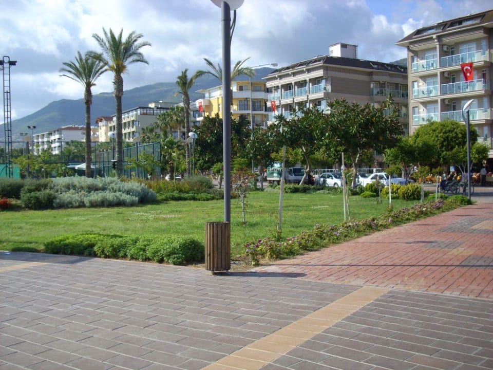 Park vor dem Hotel Gardenia Hotel